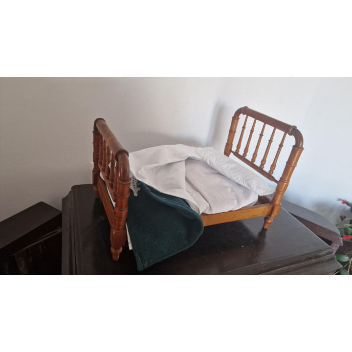 Letto per bambole vintage in legno massiccio anni '50