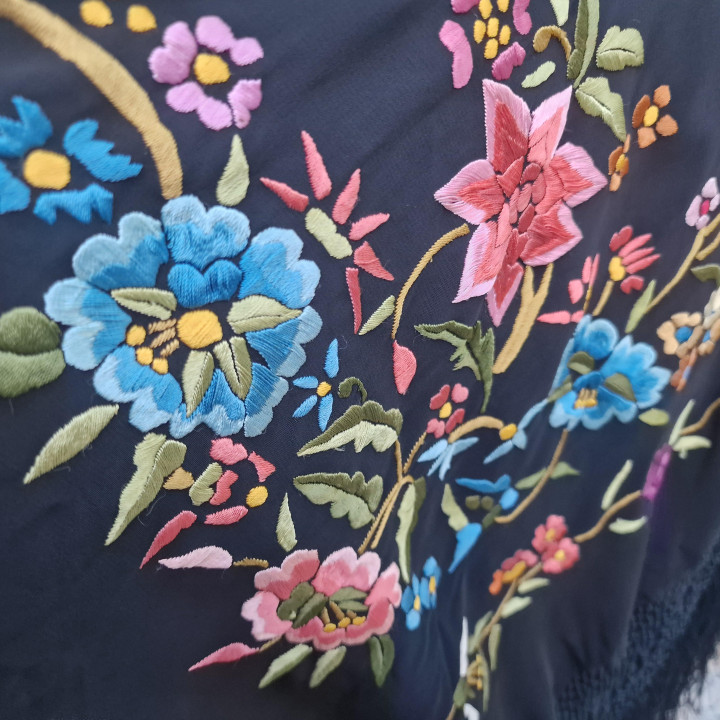 Châle de Manille milieu XXe, broderie main double face