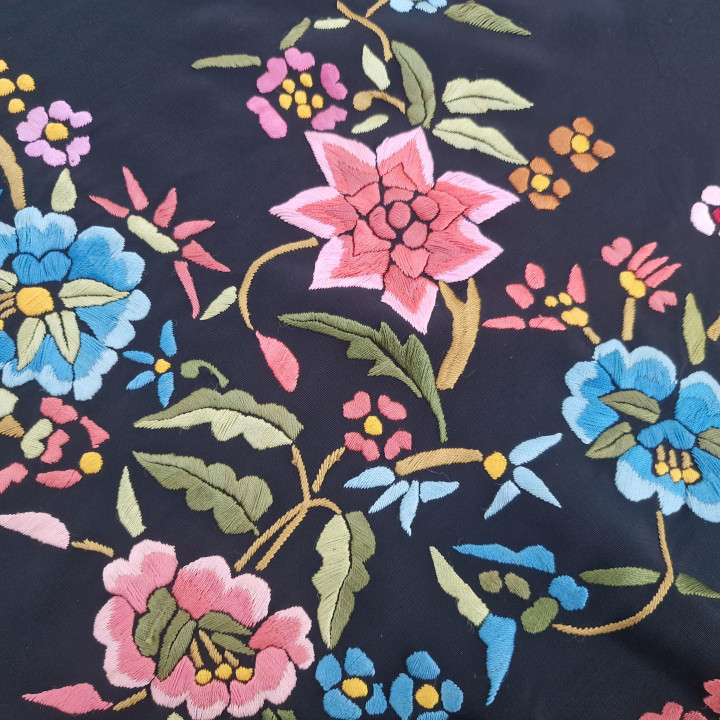 Châle de Manille milieu XXe, broderie main double face