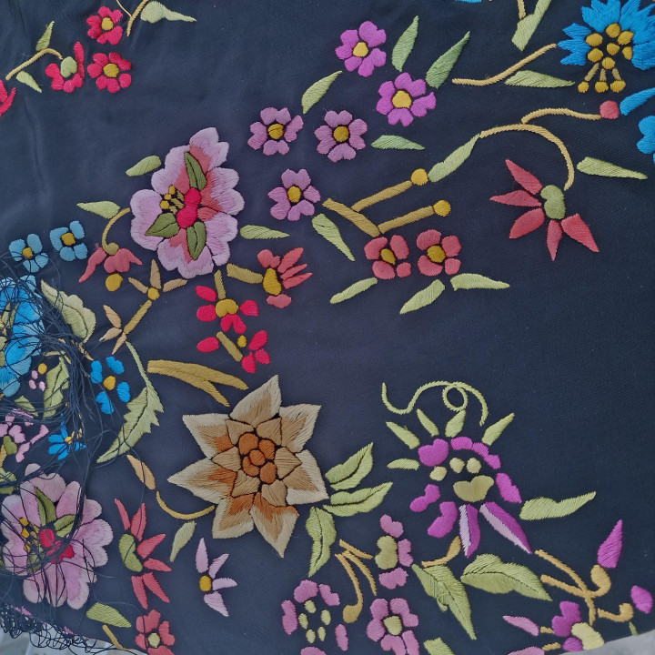 Châle de Manille milieu XXe, broderie main double face