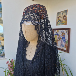Mantilha Espanhola Tradicional em Renda Preta Estilo Chantilly