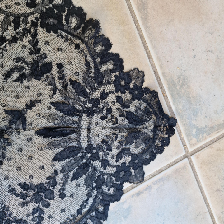 Antiek Chantilly kant van zwarte zijde, 19e eeuw, 170x70 cm