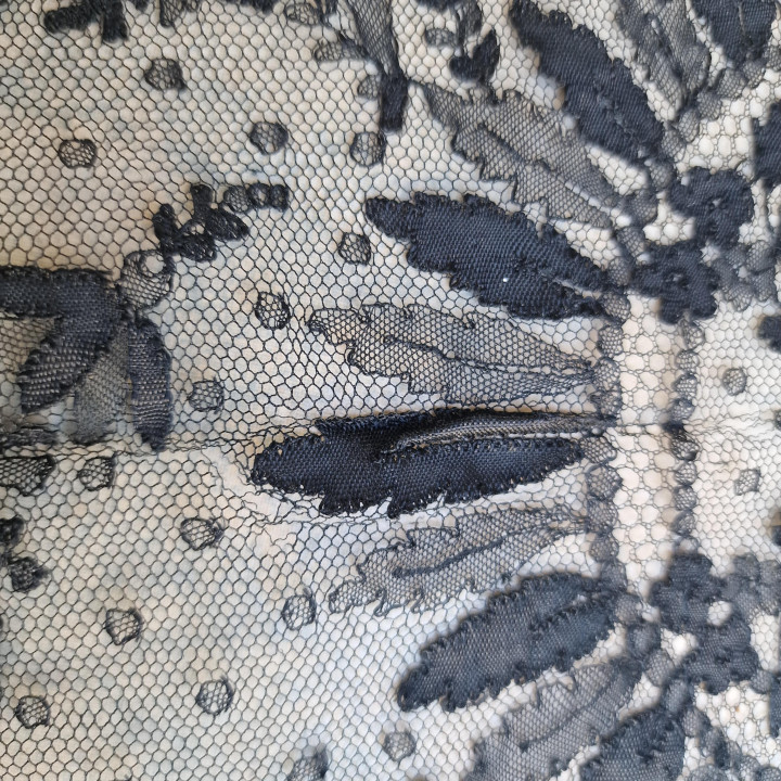 Pizzo Chantilly in seta nera del XIX secolo, 170x70 cm