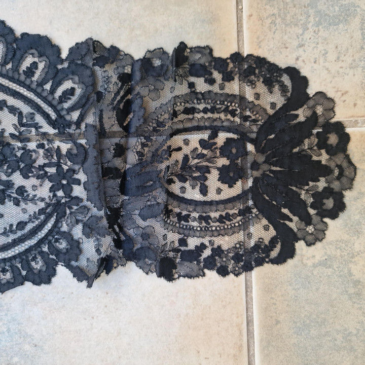 Antike Chantilly-Spitze aus Seide, 19. Jh., 170x70 cm
