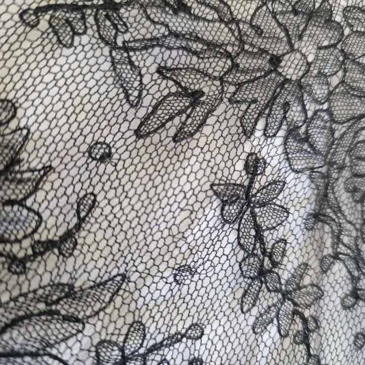 Vintage Chantilly Lace Spanish Mantilla (220x85 cm)