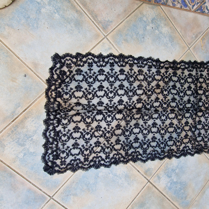 ビンテージ スペイン製黒レースのマンティラ（150x50 cm）