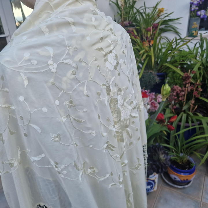 手刺繍天然シルクマニラショール - アイボリー