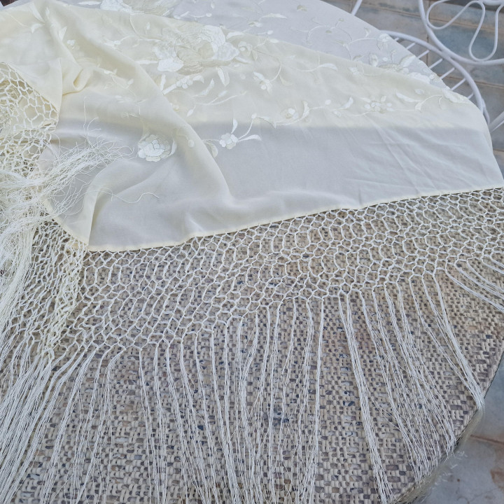手刺繍天然シルクマニラショール - アイボリー