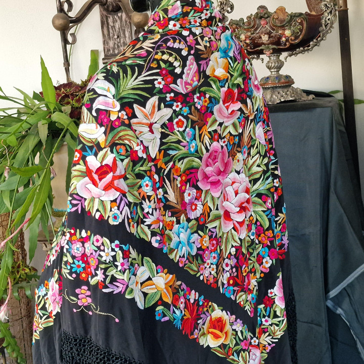 Mantón de Manila de Seda Natural Años 50 - Bordado a Mano