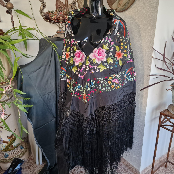 Vintage 1960s Hand-Embroidered Mantón de Manila Shawl