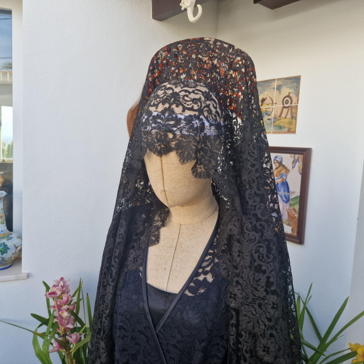Антикварная испанская мантилья из шелка шантильи - 1910 г.