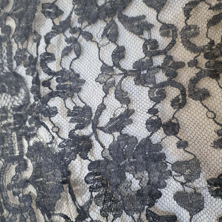 Spanische Seidenmantilla aus dem Jahr 1910
