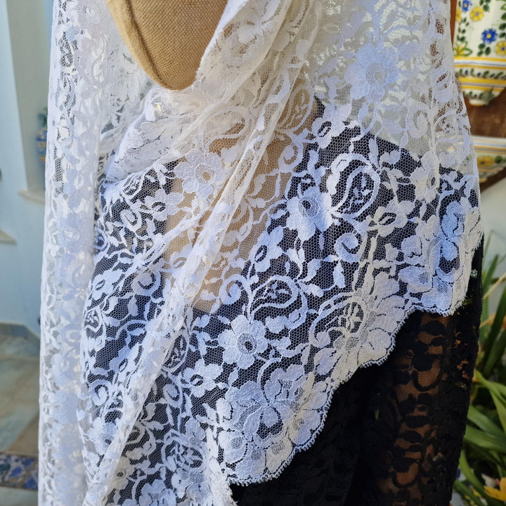 Vintage Spanish Mantilla 1980s White Floral Lace