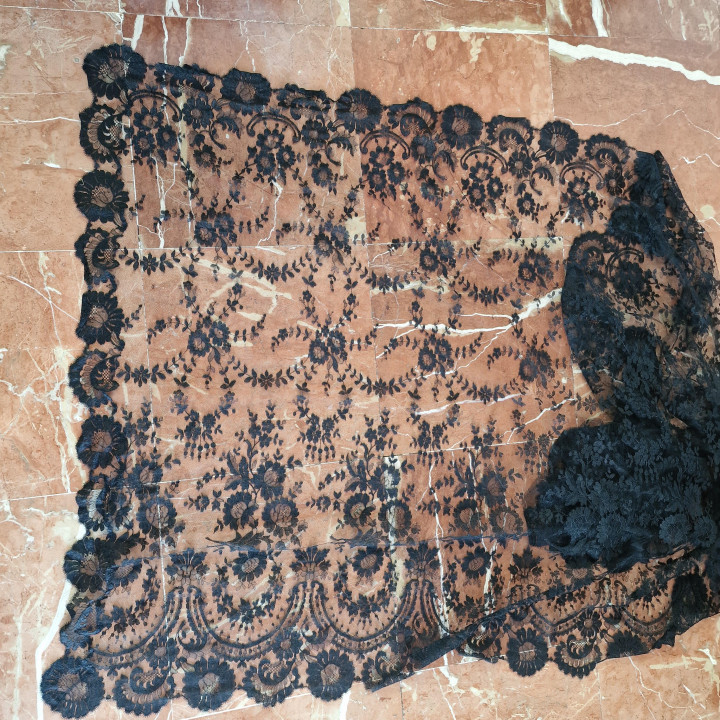 Mantiglia Spagnola Vintage in Pizzo Nero, Metà XX Secolo