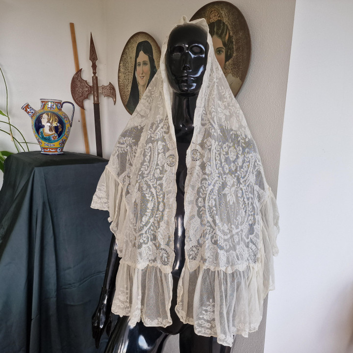 Mantille espagnole ancienne brodée main 1920