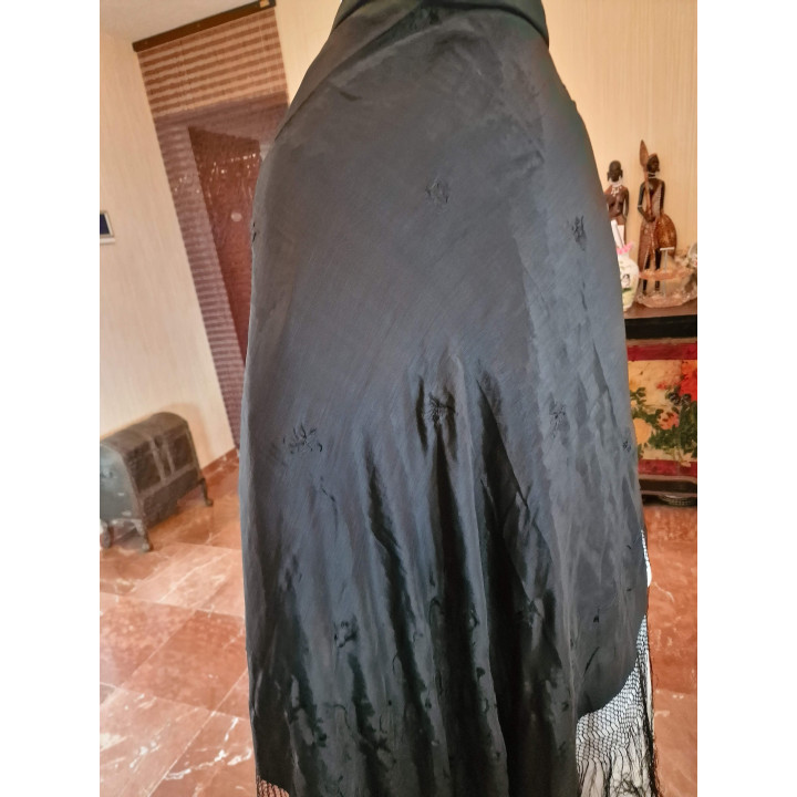 Mantón de Manila de Seda Negra Bordado a Mano (1950)