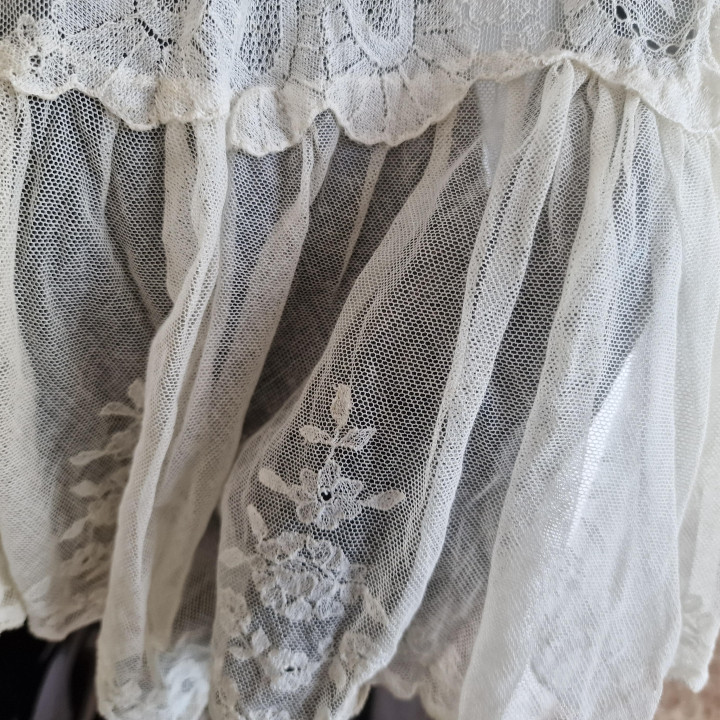 Mantilla antigua de tul bordada a mano años 20