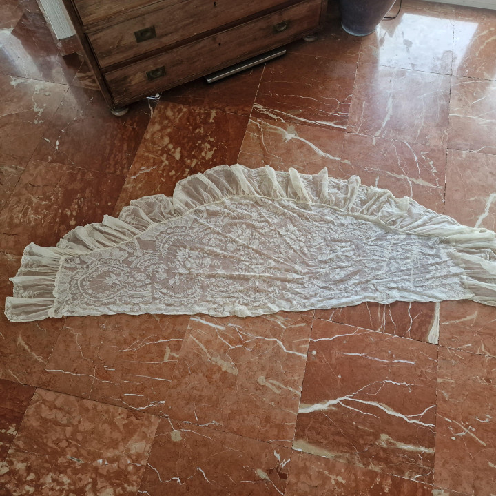 Mantilla antigua de tul bordada a mano años 20