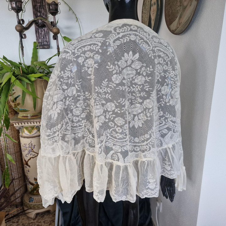 Mantilla antigua de tul bordada a mano años 20