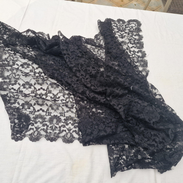Vintage 1940s Spanish Mantilla | Black Floral Lace Veil 102"