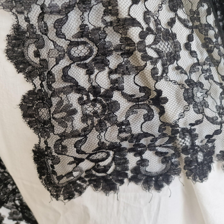 Vintage 1940s Spanish Mantilla | Black Floral Lace Veil 102"