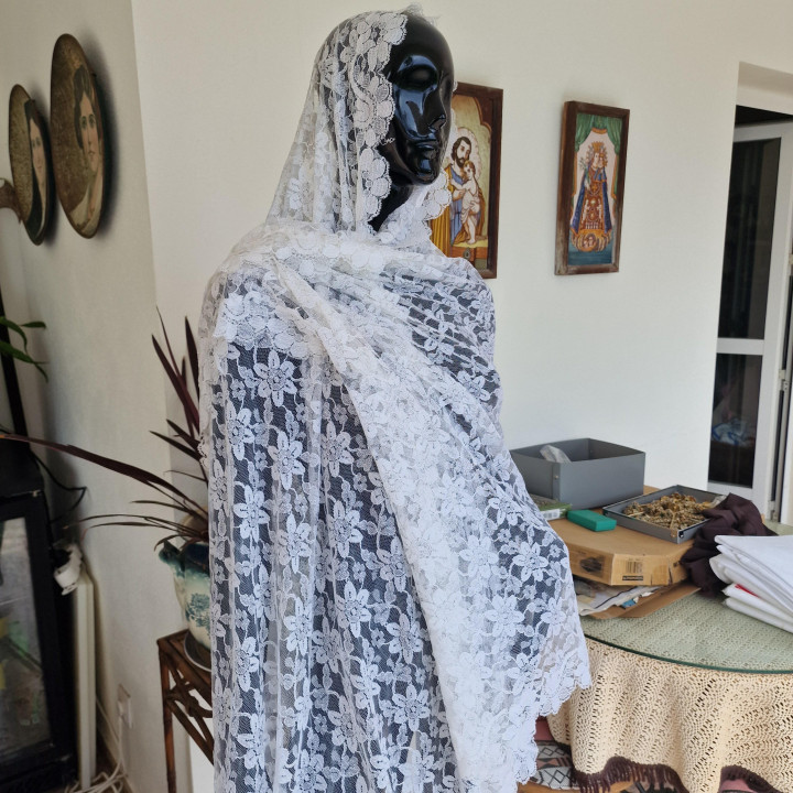 Vintage Spanish White Lace Mantilla - 1970s