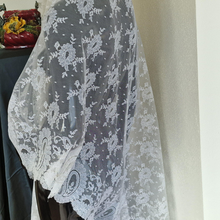 Spanische Mantilla aus weißer Spitze (1970er) - 260x100 cm