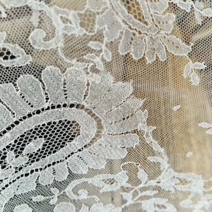 Vintage Spanish White Lace Mantilla (1970s) - 102x39"