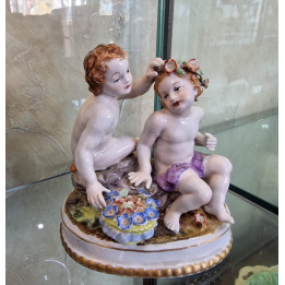 Scultura in Porcellana Hispania - Putti con Fiori