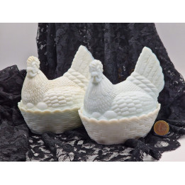 Poule sur son Nid en Verre Opalin Blanc - Vintage 1950