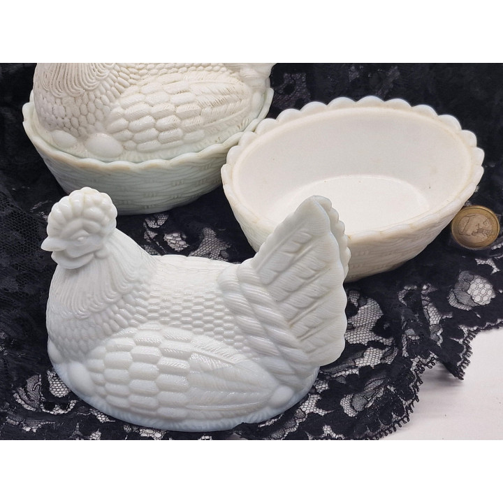 Poule sur son Nid en Verre Opalin Blanc - Vintage 1950