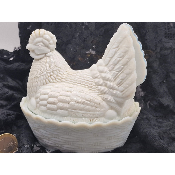 Poule sur son Nid en Verre Opalin Blanc - Vintage 1950