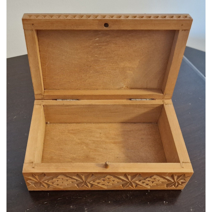 Caja decorativa soviética de madera tallada - Troika (1960)