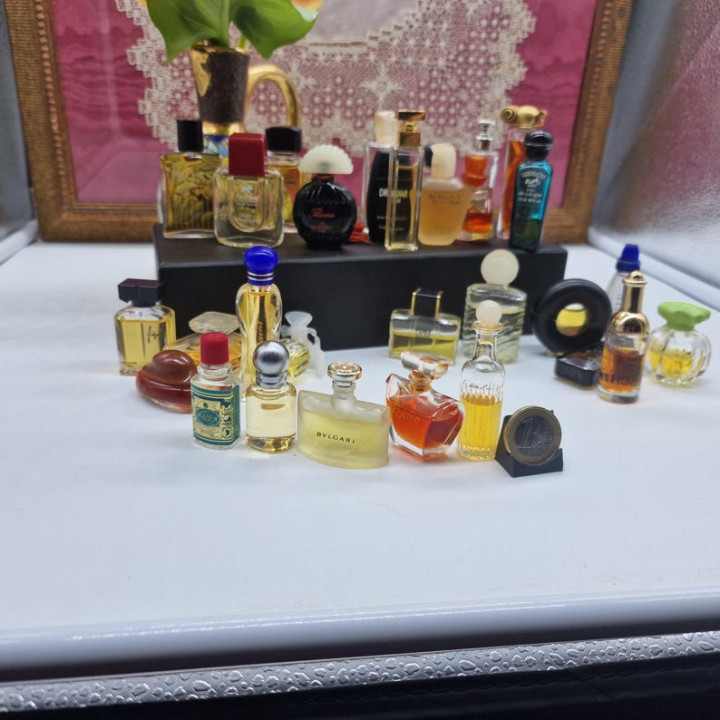 Lot de 30 Miniatures de Parfums Vintage 1980-2005