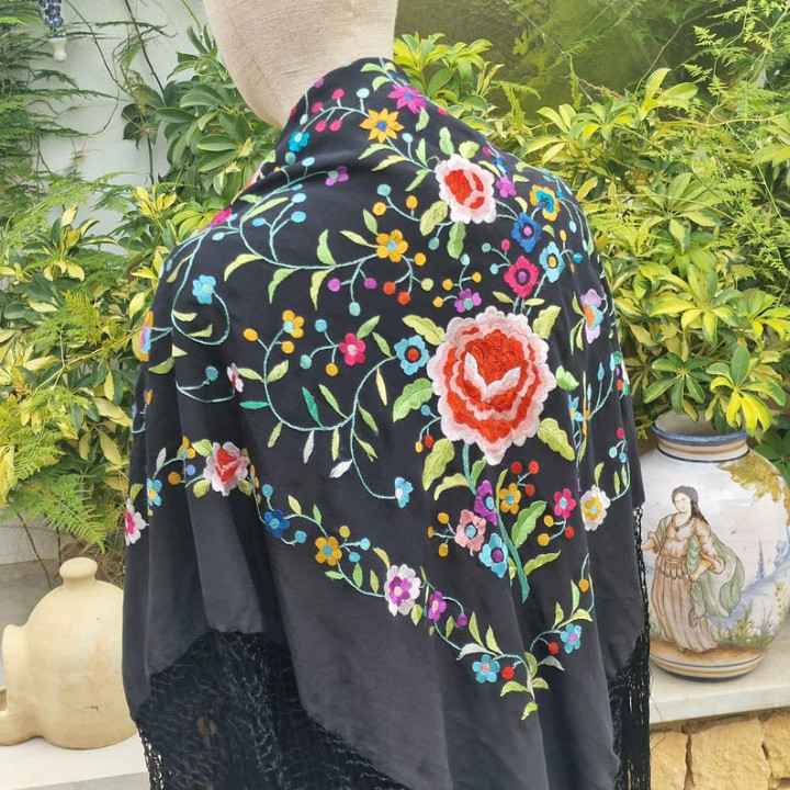 Mantón de seda bordado a mano de mediados del siglo XX