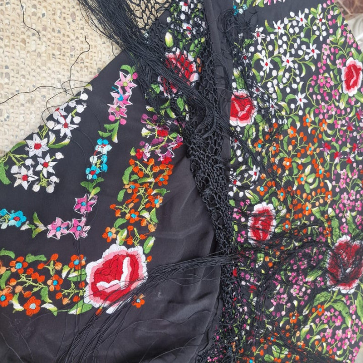 Classic Silk Manila Shawl - Hand-Embroidered Mantón de Manila