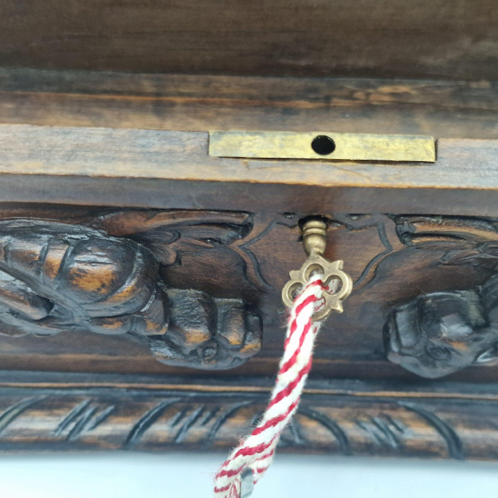 Coffret antique en noyer sculpté main - Style Néogothique
