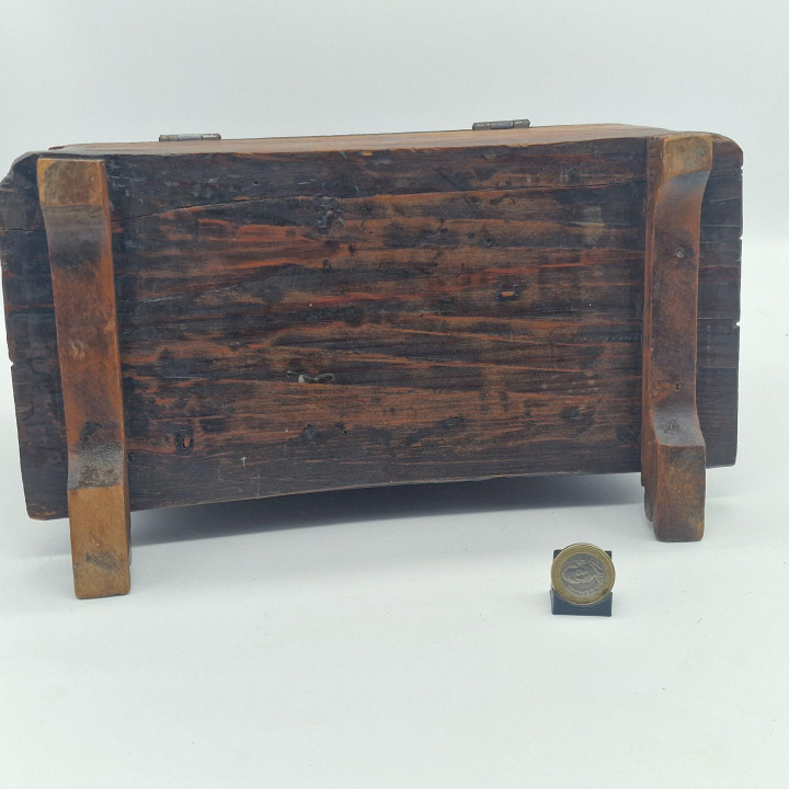 Cofre Antiguo de Madera Tallada - Estilo Neogótico (1900)