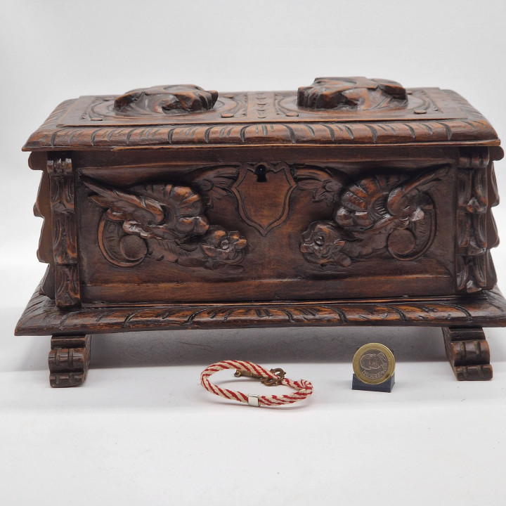 Cofre Antiguo de Madera Tallada - Estilo Neogótico (1900)