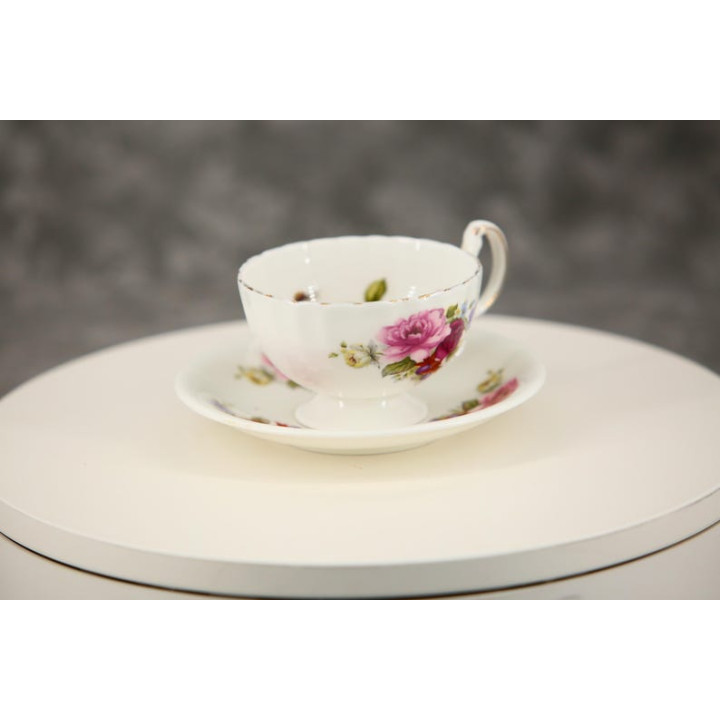 Juego de taza de té y plato de porcelana vintage