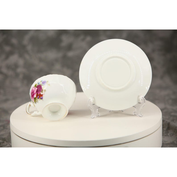 Juego de taza de té y plato de porcelana vintage