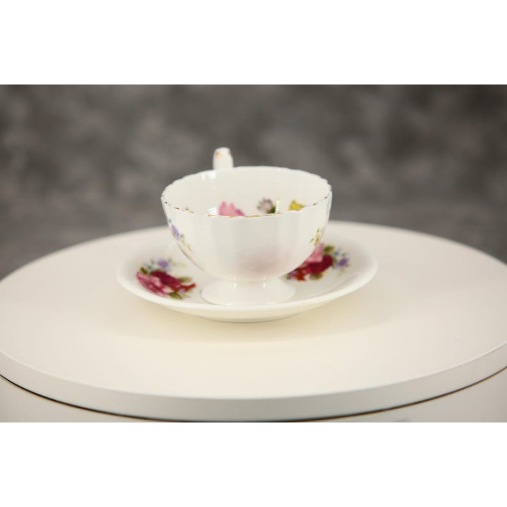 Vintage Teetasse und Unterteller aus feinem Porzellan