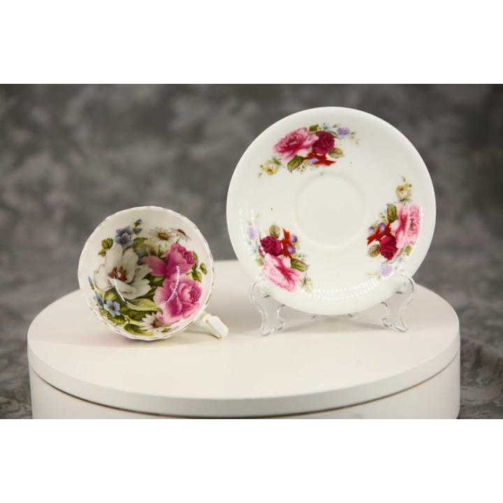 Juego de taza de té y plato de porcelana vintage