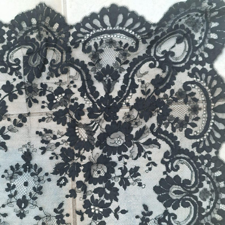 Mantilla Española de Seda Negra (1930) | Encaje Chantilly