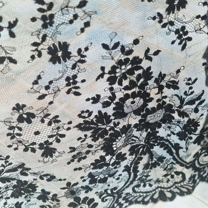 Mantilla Española de Seda Negra (1930) | Encaje Chantilly