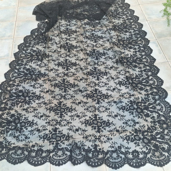 Antique Spanish Black Silk Lace Mantilla (1930s) | Chantilly Veil