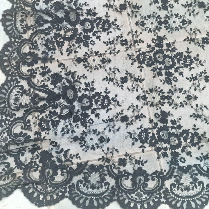 Antique Spanish Black Silk Lace Mantilla (1930s) | Chantilly Veil