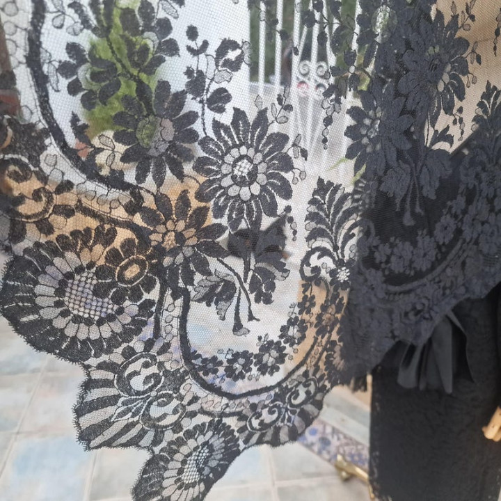 Antike spanische Seidenspitzen-Mantilla Chantilly (ca. 1940)