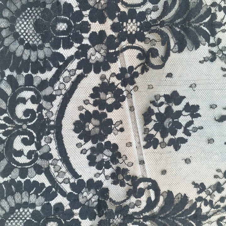 Mantilla spagnola antica in pizzo di seta Chantilly (1940)