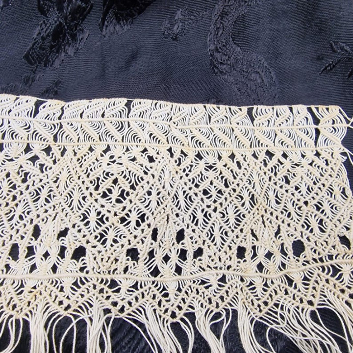 19e-Eeuws Spaans Handgeknoopt Macramé Kant (2 st., 62 cm)